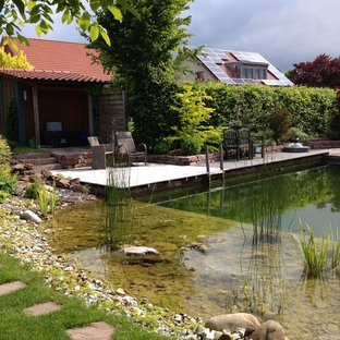 Mittelgroßer Landhaus Garten hinter dem Haus mit Teich und direkter Sonneneinstrahlung in Sonstige