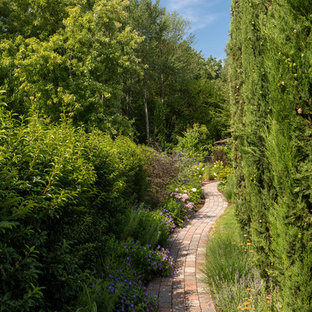 Klassischer Garten mit Gartenweg und Pflasterklinker in Sonstige