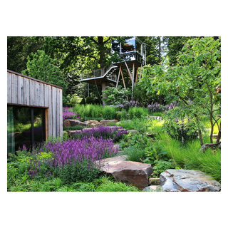 Moderner Garten in Hannover Baumhaus aus poliertem Edelstahl Modern