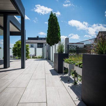 Moderner Garten mit Sichtschutz und Pergola mit Lamellendach