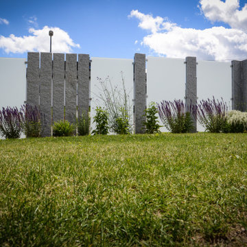 Moderner Garten mit Sichtschutz und Pergola mit Lamellendach