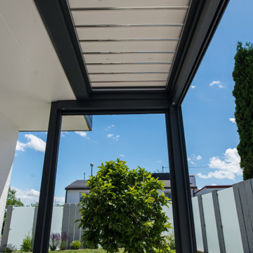 Moderner Garten mit Sichtschutz und Pergola mit Lamellendach