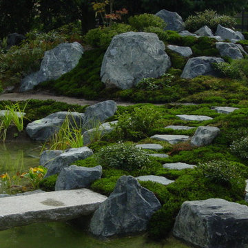 Moosgarten in Nord-Harz mit Teich und Wasserfall mit drei Kaskaden