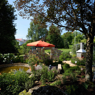 Halbschattiger, Mittelgroßer Moderner Garten im Sommer, hinter dem Haus mit Gartenweg und Natursteinplatten in Stuttgart