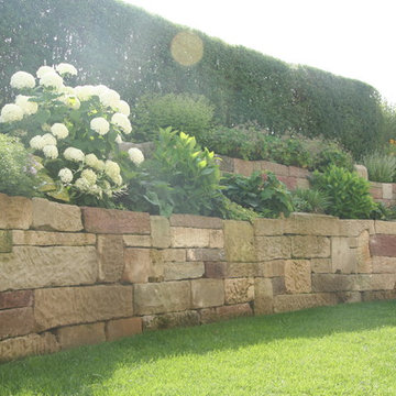 Natursteinmauer zur Hangabstützung