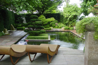 Mittelgroßer, Halbschattiger Asiatischer Garten neben dem Haus, im Sommer mit Wasserspiel und Natursteinplatten in Bremen