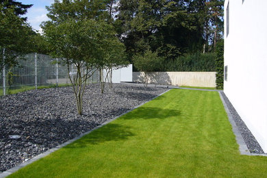 На фото: участок и сад в современном стиле