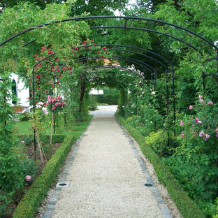 Foto di un grande giardino country esposto a mezz'ombra nel cortile laterale in primavera con un ingresso o sentiero e ghiaia