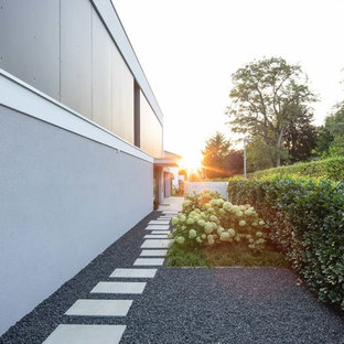 Kleiner Moderner Garten neben dem Haus mit direkter Sonneneinstrahlung, Betonplatten und Gartenweg in Stuttgart
