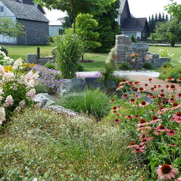 schöner Garten mit Natursteinmauer
