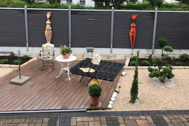Mittelgroßer Moderner Garten mit Dielen in Frankfurt am Main