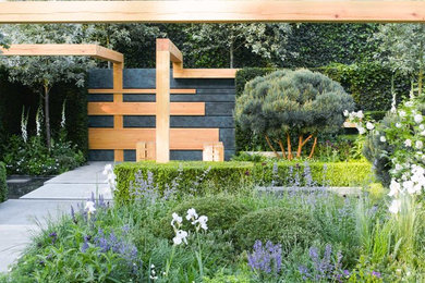 Mittelgroßer, Halbschattiger Moderner Gartenweg im Frühling, neben dem Haus mit Natursteinplatten in London