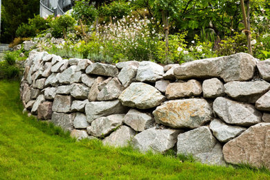Halbschattiger Mediterraner Garten mit Natursteinplatten in Sonstige