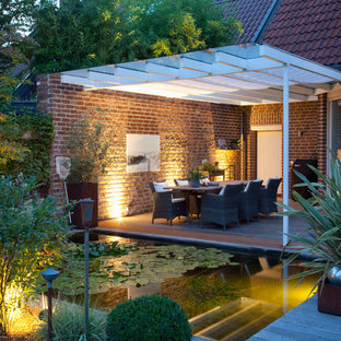 Mittelgroßer, Halbschattiger Moderner Garten mit Teich und Dielen in Düsseldorf
