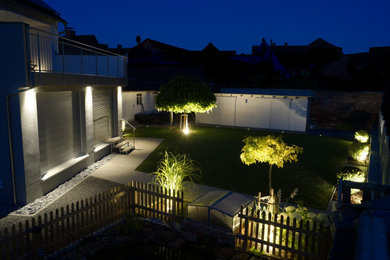 Geometrischer, Mittelgroßer Moderner Garten im Sommer, neben dem Haus mit direkter Sonneneinstrahlung und Betonboden in Sonstige