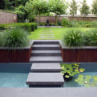 Geometrischer, Mittelgroßer Moderner Garten im Sommer, neben dem Haus mit direkter Sonneneinstrahlung und Betonplatten in Köln