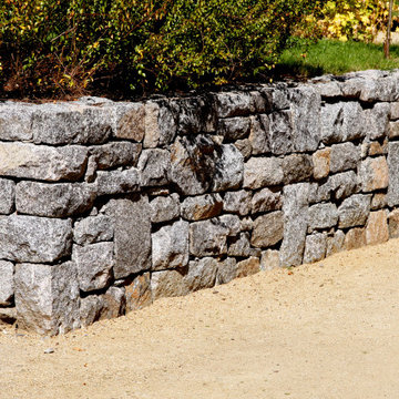 unregelmäßiges Schichtenmauerwerk aus Granitmauersteinen