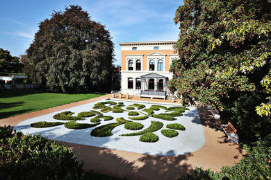 Contemporary garden in Hanover.