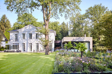 Halbschattiger, Geräumiger, Geometrischer Klassischer Garten hinter dem Haus, im Sommer in Köln