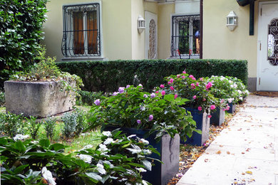 Halbschattiger Klassischer Garten mit Natursteinplatten in Sonstige