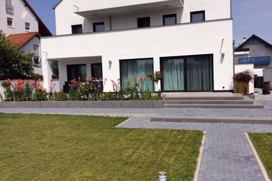 Großer Moderner Garten hinter dem Haus mit direkter Sonneneinstrahlung in Frankfurt am Main