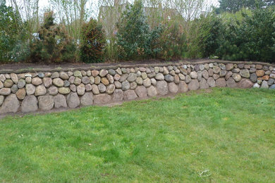Gartenmauer mit Natursteinplatten in Sonstige