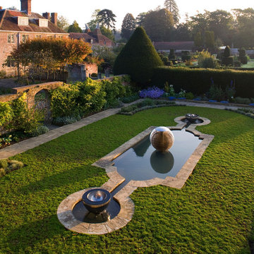 Wasserspiele in einem prachtvollen englischen Garten