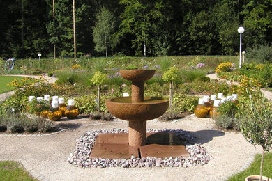 Inspiration pour un grand jardin à la française traditionnel avec un point d'eau et une exposition ensoleillée.