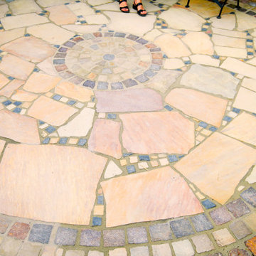 Wege und Plätze - Kreis aus Quarzitplatten mit Mosaikpflaster