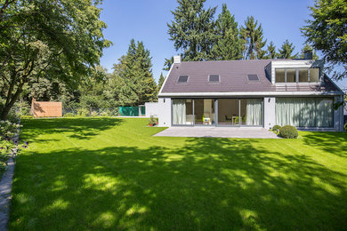 Идея дизайна: летний участок и сад среднего размера на боковом дворе в классическом стиле