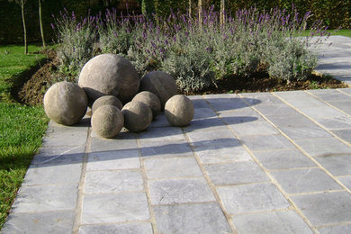 Mittelgroßer Landhaus Garten mit Natursteinplatten in Sonstige