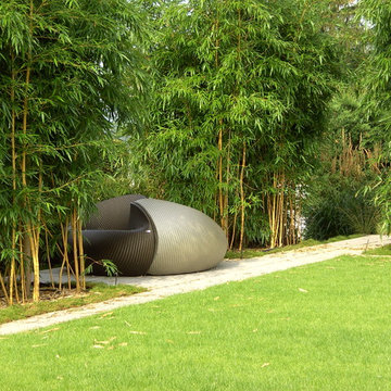 Yin-und-Yang-Liege im Bambus-/Gräser-Garten