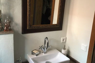 他の地域にある低価格の小さなトラディショナルスタイルのおしゃれなトイレ・洗面所 (ベージュの壁) の写真