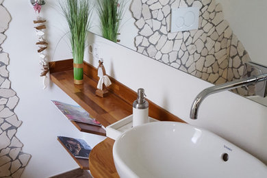 Mediterrane Gästetoilette mit Aufsatzwaschbecken und Waschtisch aus Holz in Dortmund