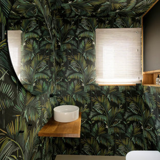 Moderne Gästetoilette mit Wandtoilette, bunten Wänden, Aufsatzwaschbecken, Waschtisch aus Holz, beigem Boden und beiger Waschtischplatte in München