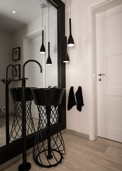 Modern Gästetoilette by Klein GmbH & Co. KG