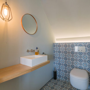 Foton och inspiration för toaletter, med vita väggar och cementgolv