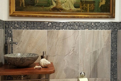 Kleine Klassische Gästetoilette mit Wandtoilette, grauen Fliesen, Mosaikfliesen, weißer Wandfarbe, Keramikboden, Granit-Waschbecken/Waschtisch und Aufsatzwaschbecken in Berlin