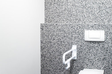 Mittelgroße Moderne Gästetoilette mit Wandtoilette mit Spülkasten, weißer Wandfarbe, Terrazzo-Boden, Wandwaschbecken, schwarzem Boden, schwebendem Waschtisch und Wandpaneelen in Berlin