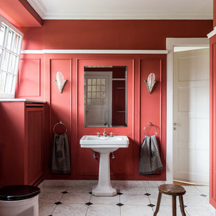 Mittelgroße Klassische Gästetoilette mit Wandtoilette mit Spülkasten, roter Wandfarbe, Sockelwaschbecken, Keramikboden und weißem Boden in Hamburg