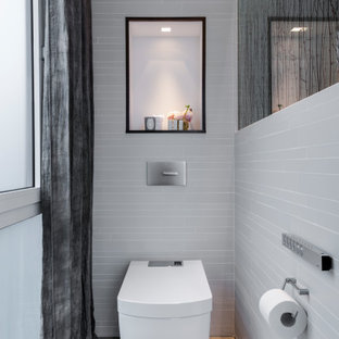 Kleine Moderne Gästetoilette mit Wandtoilette, grauem Boden und grauen Fliesen in Düsseldorf