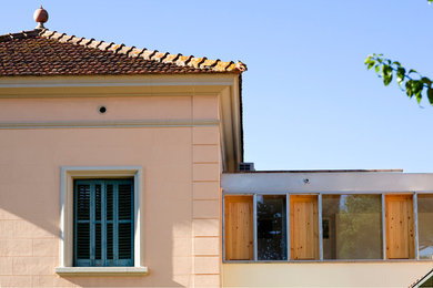 Ejemplo de galería de tamaño medio con suelo de madera en tonos medios, techo estándar y suelo beige