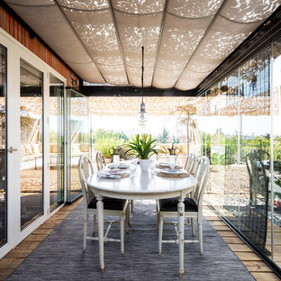 Imagen de galería contemporánea, sin chimenea, con suelo de madera clara y suelo beige