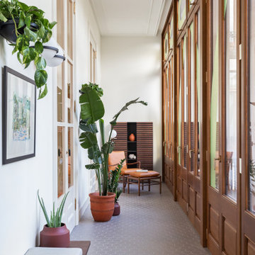 Galería interior con rincón de lectura en apartamento en la Casa Burés de Barcel
