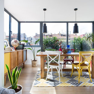 Imagen de galería contemporánea, de tamaño medio, sin chimenea, con suelo de madera en tonos medios, techo estándar y suelo marrón