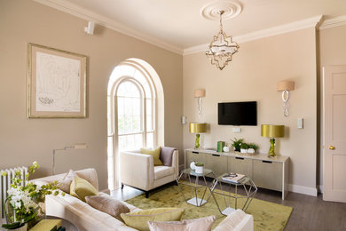 Источник вдохновения для домашнего уюта: гостиная комната в классическом стиле с бежевыми стенами, паркетным полом среднего тона, телевизором на стене и коричневым полом
