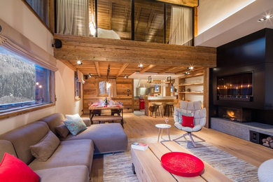 Inspiration pour une salle de séjour chalet de taille moyenne et ouverte avec un mur blanc, un sol en bois brun, une cheminée ribbon et un téléviseur fixé au mur.