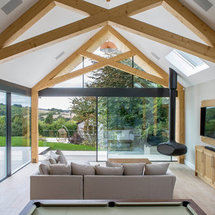 Modernes Wohnzimmer mit Hängekamin in Buckinghamshire