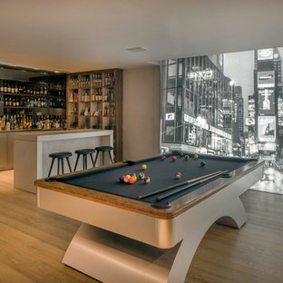 Foto de sala de estar con barra de bar actual con suelo de madera clara y suelo beige