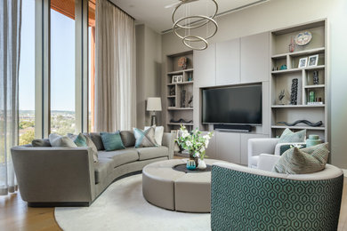 Пример оригинального дизайна: открытая гостиная комната в современном стиле с серыми стенами, светлым паркетным полом и мультимедийным центром без камина